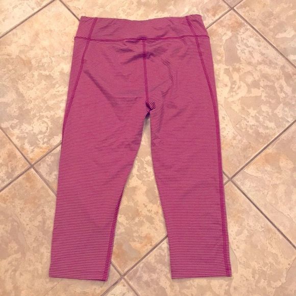 UNDER ARMOUR HeatGear Striped Compression Crops - Picture 4 of 6
